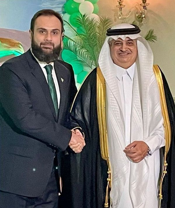 Sahibzada Muhammad Saeed in meeting with an Arab dignitary