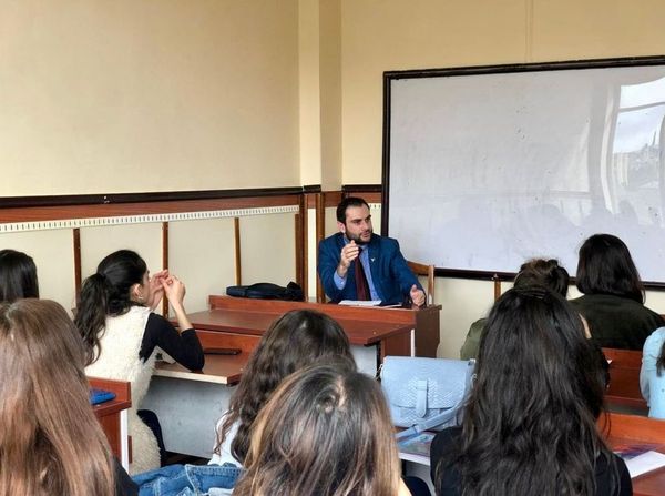 Sahibzada Muhammad Saeed delivering an academic lecture to university students